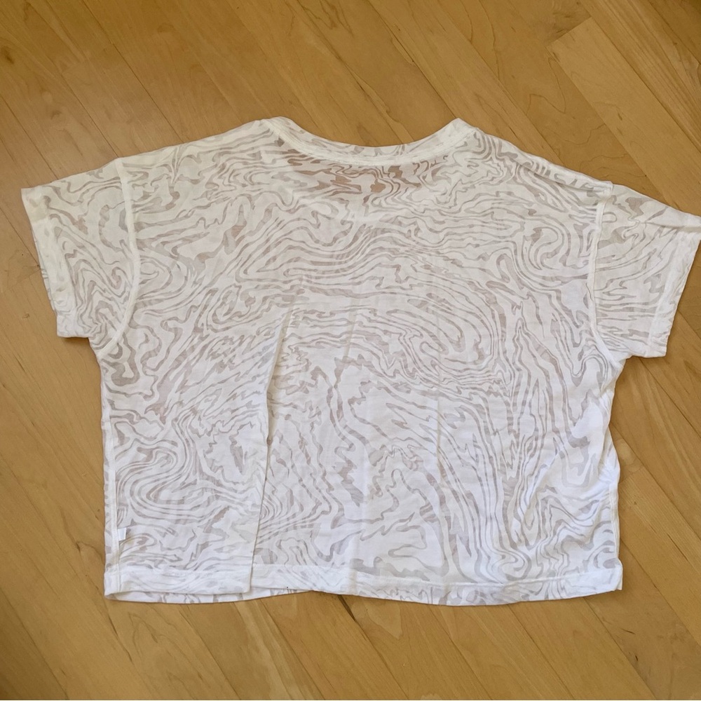 Lululemon cates cropped tee in white graphic pattern